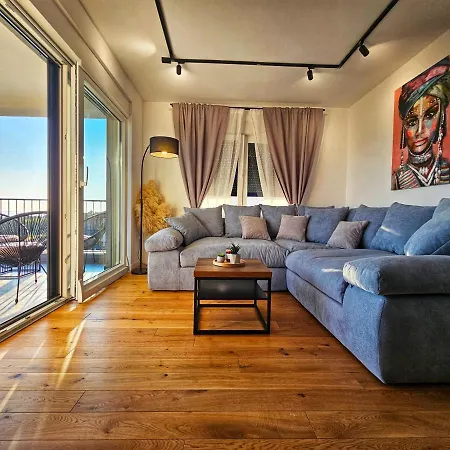 Appartamento Skyline Retreat - Private Rooftop Wellness *