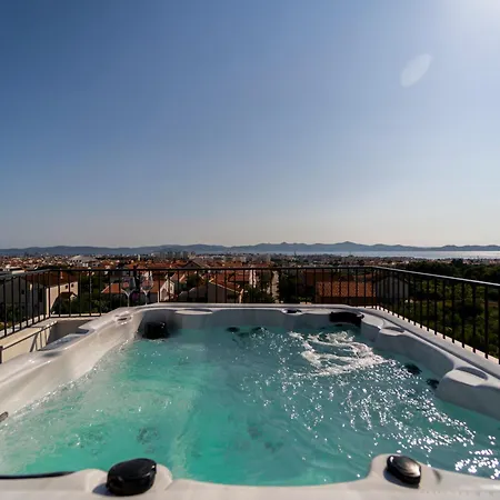 Skyline Retreat - Private Rooftop Wellness Appartamento