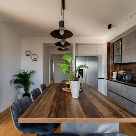 Skyline Retreat - Private Rooftop Wellness Appartamento