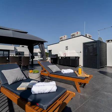 Апартаменты Skyline Retreat - Private Rooftop Wellness *
