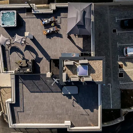 Skyline Retreat - Private Rooftop Wellness * Zara