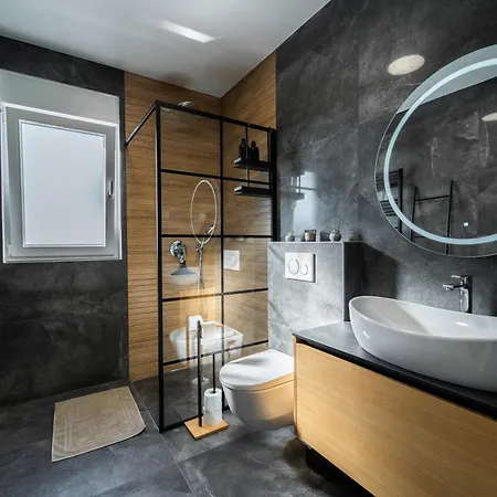 Appartamento Skyline Retreat - Private Rooftop Wellness Zara