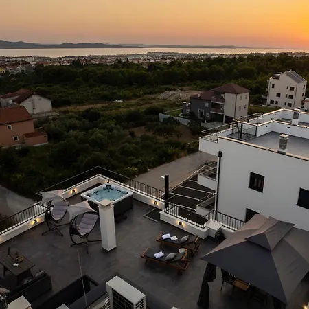 Skyline Retreat - Private Rooftop Wellness * Zara