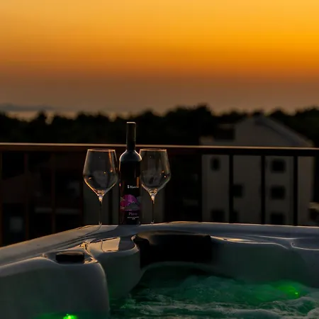 Appartamento Skyline Retreat - Private Rooftop Wellness Zara