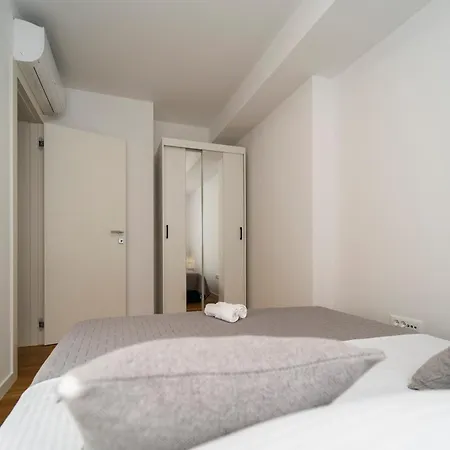 Skyline Retreat Apartment *