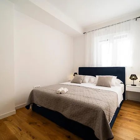 Skyline Retreat Apartment *