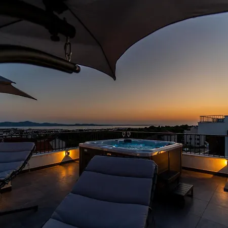 Skyline Retreat - Private Rooftop Wellness Διαμέρισμα *