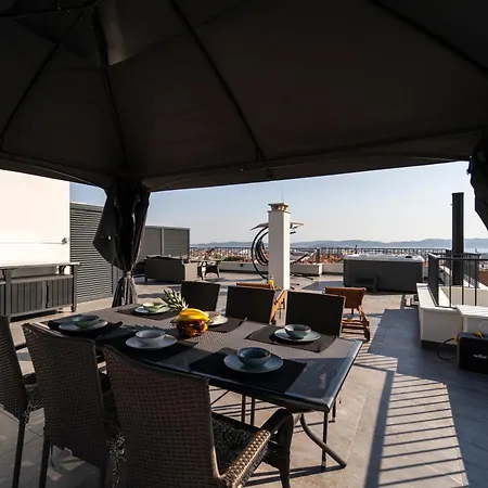 Skyline Retreat - Private Rooftop Wellness Διαμέρισμα Ζαντάρ