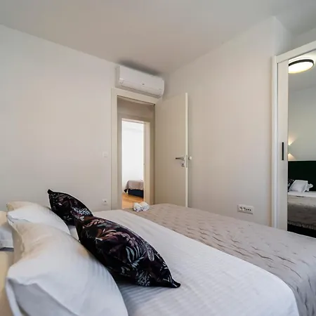 Apartment Skyline Retreat - Private Rooftop Wellness *